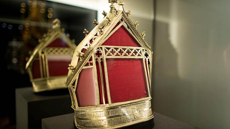 Ein Reliquiar für die Mitra des heiligen Eligius ist im Germanischen Nationalmuseum in Nürnberg (Bayern) während einer Vorbesichtigung der bayerisch-tschechischen Landesausstellung «Karl IV.» zu sehen. Foto: Daniel Karmann/dpa