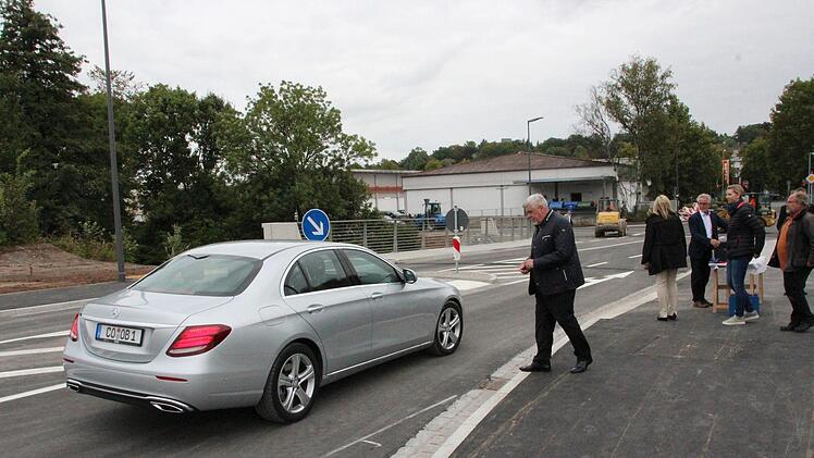 Die Brücke ist frei - OB Norbert Tessmer darf als erster im Auto über die Brücke fahren. Foto: Ulrike Nauer