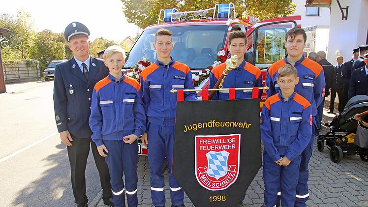 Die Jugendfeuerwehr Meilschnitz und Kommandant Oliver Heland sind sehr stolz auf ihre Fahne. Diese wurde geweiht. Foto: Michael Stelzner