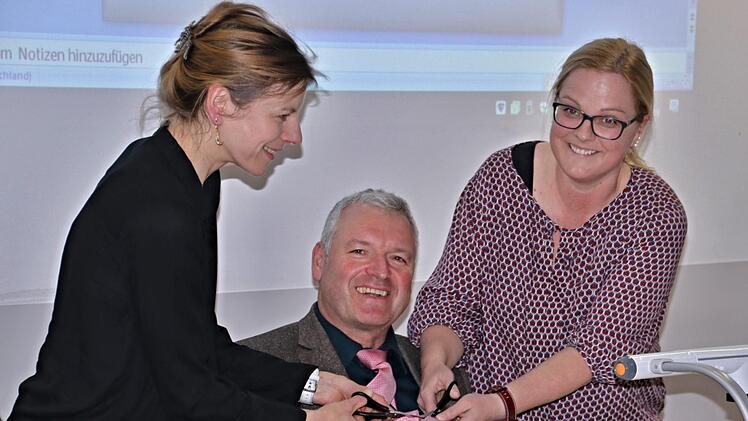 An den Kragen ging es Bürgermeister Jürgen Hennemann bei der Sitzung am Altweiberfasching. Die Stadträtinnen Marion Müller (links) und Isabell Zimmer (rechts) schnitten ihm die Krawatte ab.