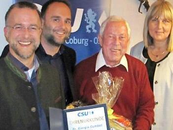 Giorgio Cumbat ist seit 40 Jahren CSU-Mitglied. Es gratulierten (von links): René Boldt, Jan Pussert und Birgit Weber.  Foto: Martin Koch
