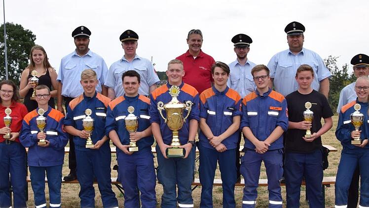 Die Pokalgewinner des Kreisleistungsmarsches mit Ehreng&auml;sten