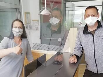 Geschützter Empfang: Jacqueline Schenk von der Klinik von Weckbecker und Schreiner Heiko Hergenröder testen die neue Wand aus Plexiglas. Foto: Ingrid Jehn