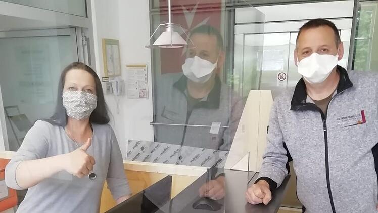 Geschützter Empfang: Jacqueline Schenk von der Klinik von Weckbecker und Schreiner Heiko Hergenröder testen die neue Wand aus Plexiglas. Foto: Ingrid Jehn