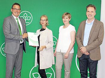 Die Gesch&auml;ftsf&uuml;hrerin des Ugef-Arztnetzes, Sabine Kramp, und Elke Striegel, Assistentin der Gesch&auml;ftsf&uuml;hrung, nehmen die Auszeichnung entgegen. Foto: PR