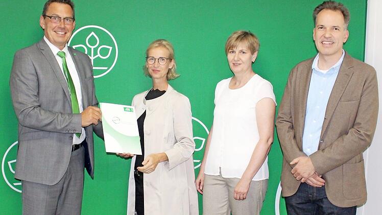 Die Geschäftsführerin des Ugef-Arztnetzes, Sabine Kramp, und Elke Striegel, Assistentin der Geschäftsführung, nehmen die Auszeichnung entgegen. Foto: PR