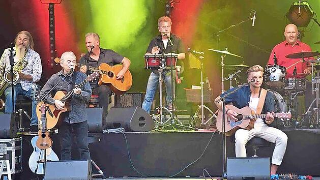 Die Spider Murphy Gang mit Frontman G&uuml;nther Sigl feuerte am Mittwochabend beim Open-Air-Konzert im Sch&ouml;nen Hof der Plassenburg einen Hit nach dem anderen aus dem &uuml;ppigen Portfolio der Band ab.