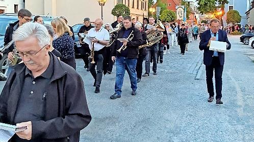 Der lange Zug reichte über die ganze Steinwegstraße hinweg durch das Stadttor bis zurück zum Marktplatz.