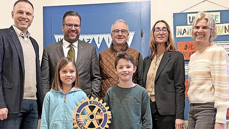 (Von links nach rechts) Steffen Krambo (Rotary Bad Kissingen), Pr&auml;sident Nico Sauer (Rotary Bad Kissingen), Rektor Bernd Czelustek (Henneberg Schule), Rektorin Marietta Menz (Sinnberg Schule) und Gunhild Seitz (Henneberg Schule) freuen sich mit Sc...