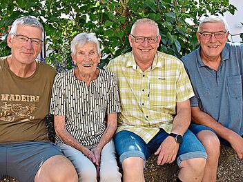 Jubilarin Ursula P&ouml;hlmann freut sich, zu ihrem 85. Geburtstag ihre drei S&ouml;hne Dieter, Martin und Klaus um sich zu haben.Uschi Prawitz