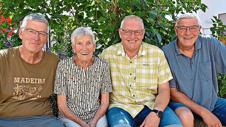 Jubilarin Ursula P&ouml;hlmann freut sich, zu ihrem 85. Geburtstag ihre drei S&ouml;hne Dieter, Martin und Klaus um sich zu haben.Uschi Prawitz
