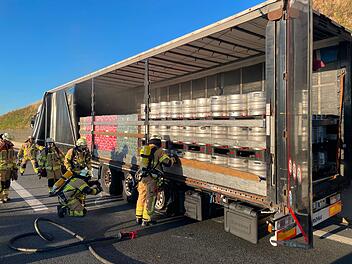 Lkw-Reifen in Brand - Feuerwehr verhindert schlimmeres