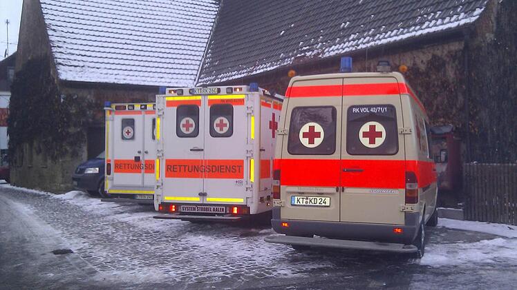 Das Rote Kreuz war mit mehreren Rettungswägen und insgesamt 33 Einsatzkräften vor Ort.  Foto: BRK