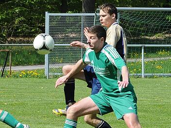Engagierter Kampf um den letzten Strohhalm: Thomas Back vom TSV Bad Bocklet (vorne) schirmt die Kugel gegen den Oberbacher Markus Hergenröther ab. Nach dem 2:1-Sieg kann der TSV Bad Bocklet theoretisch noch den Klassenerhalt schaffen. Foto: Hopf