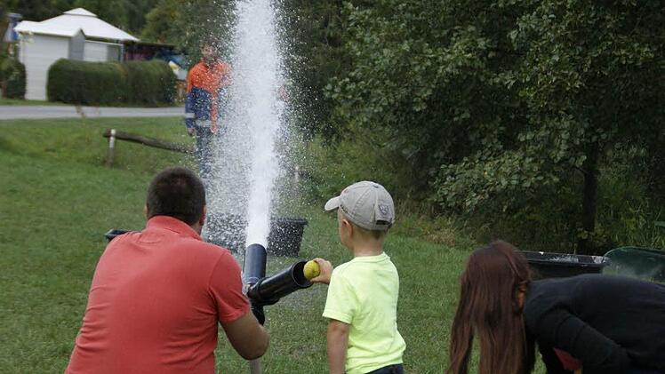 Zielgenauigkeit forderten die Wasserspiele der Feuerwehr Sand.