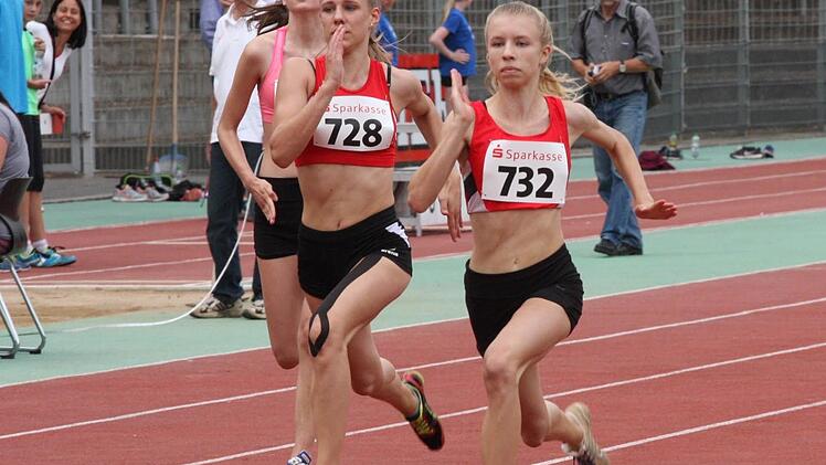 Viviane Heilmann vom TV/DJK Hammelburg errang in Schweinfurt gleich mehrere Spitzenplätze in der Altersklasse W15. Über 300 Meter blieb sie bereits zum zweiten Mal in diesem Jahr unter der Qualifikationsnorm zur Bayerischen Meisterschaft und wurde Dritte. Foto: Reinhold Nürnberger
