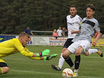 DJK-Torwart Daniel Nüssel kommt in dieser Szene gegen Joker Jürgen "Wille" Wilfling zu spät. Der Brander trifft zum 1:0.  Fotos: Uwe Kellner