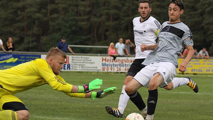 DJK-Torwart Daniel Nüssel kommt in dieser Szene gegen Joker Jürgen "Wille" Wilfling zu spät. Der Brander trifft zum 1:0.  Fotos: Uwe Kellner