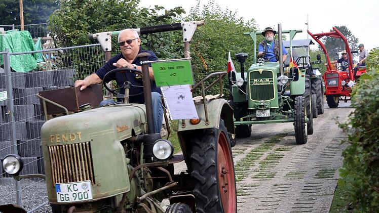 Die verschiedensten Traktoren waren am Sonntag bei der Rundfahrt durch Tschirn zu bestaunen. Vor dem Start und nach der Rundfahrt wurden die zum Teil historischen Fahrzeuge in "Reih und Glied" am Festplatz aufgestellt. Foto: Michael Wunder