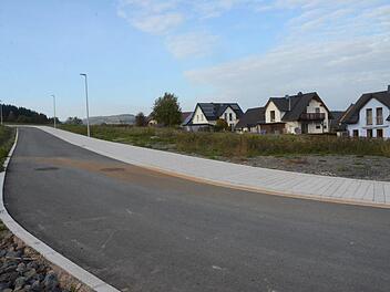 Hier in waldnaher Lage sind Bauparzellen voll erschlossen. Der Markt Pressig ermöglicht Bauwilligen, in schöner Lage Eigenheime zu erstellen K.- H. Hofmann