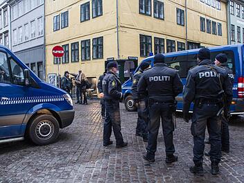 Die zwei bewaffneten Männer, die in einem Hotel im Stadtteil Nørrebro um sich schossen, entkamen der Polizei. Symbolbild: Tom Wall/AP/dpa