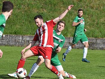 Harald Bayer (vorne, gegen Abtswinds Nicolas Wirsching) und seine Fuchsstädter müssen die Zähne zusammen beißen, um trotz Personalmisere wenigstens einen Punkt gegen Feuchtwangen zu holen.Hopf