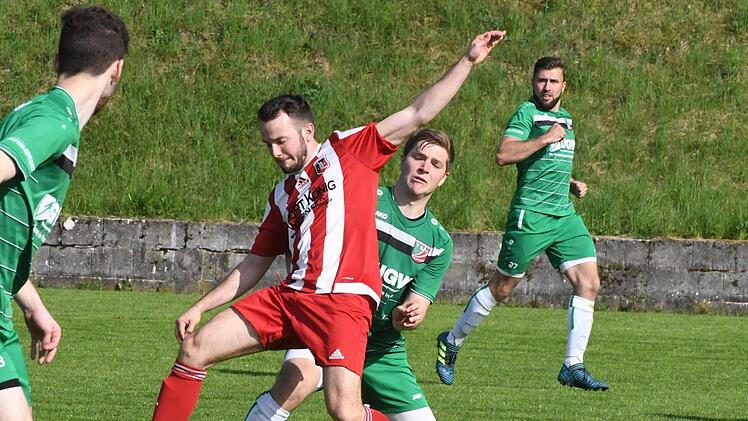 Harald Bayer (vorne, gegen Abtswinds Nicolas Wirsching) und seine Fuchsstädter müssen die Zähne zusammen beißen, um trotz Personalmisere wenigstens einen Punkt gegen Feuchtwangen zu holen.Hopf