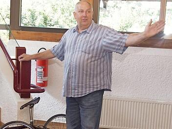 Auch dieses "Puzzlespiel f&uuml;r Handwerker" brachte Auktionator Wolfgang Jung an den Mann. Foto: Mario Deller