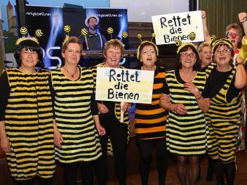 Weiberfasching des TV 48 Coburg in Creidlitz: Diese Frauen erinnerten an das erfolgreiche Volksbegehren. Foto: Michael Stelzner