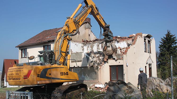 In Haard wird das ehemalige Lehrerwohnhaus abgerissen. Hier sollen g&uuml;nstige Mietwohnungen gebaut werden. Foto: Kerstin V&auml;th