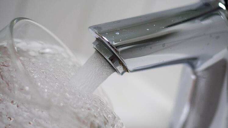 In Triebenreuith soll künftig auch in heißen Sommern genug Wasser aus der Leitung fließen. Symbolbild: Archiv/Marian Hamacher