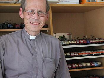 Wohl mehr als 400 Loks hat Pfarrer Hans Thurn ins Pfarrhaus mitgebracht. Seit Jugendtagen sammelt er Modelleisenbahnen. Foto: Ulrike Müller