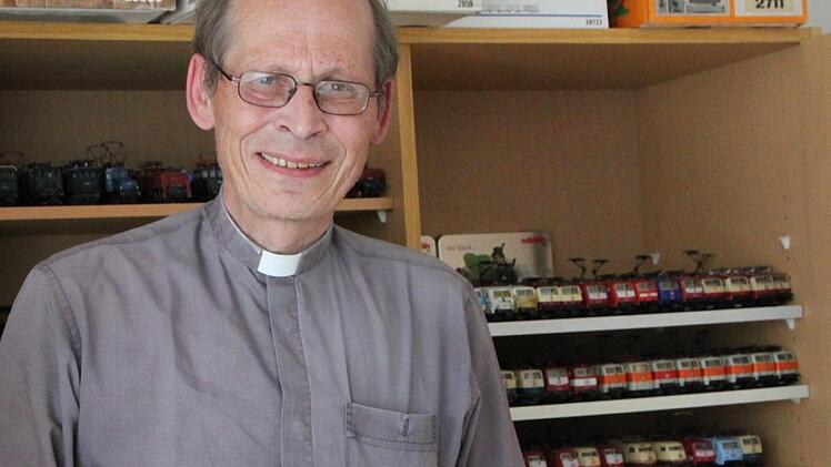 Wohl mehr als 400 Loks hat Pfarrer Hans Thurn ins Pfarrhaus mitgebracht. Seit Jugendtagen sammelt er Modelleisenbahnen. Foto: Ulrike Müller