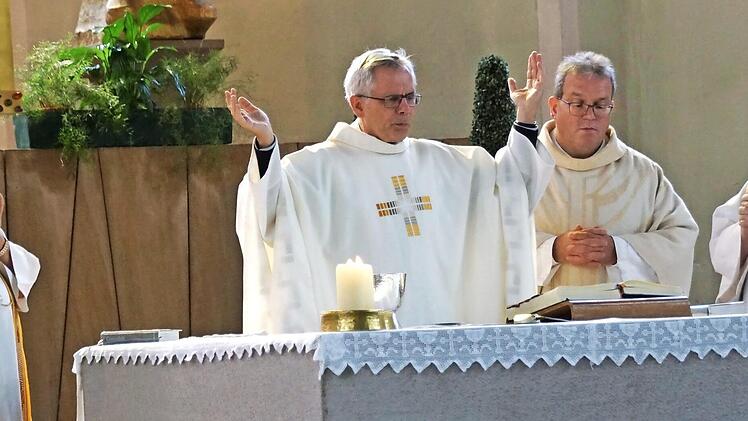 Vier Wegbegleiter des Seniorenkreises Eltmann zelebrierten den Gottesdienst zum 40. Jubiläum: die Pfarrer Siegfried Vogt, Bernhard Öchsner, Thomas Klemm und Ottmar Pottler (von links).  Fotos: Sabine Weinbeer