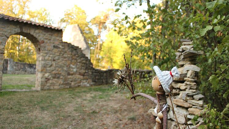 Holzfigur an der Michelskirchruine.Heike Beudert