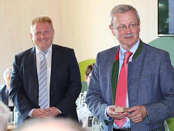 Gotthard Schlereth gibt den Vorsitz des Kreisverbands Bad Kissingen des Bayerischen Gemeindetags ab. Im Hintergrund ist sein Nachfolger, der Maßbacher Bürgermeister Matthias Klement, zu sehen. Foto: Ulrike Müller