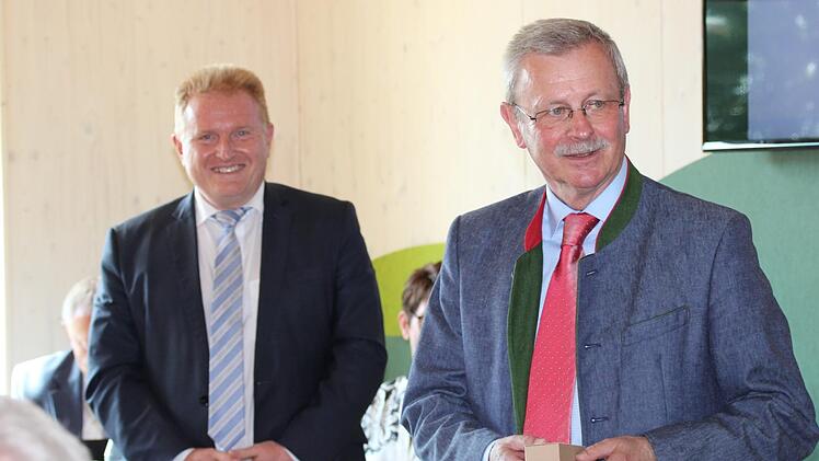 Gotthard Schlereth gibt den Vorsitz des Kreisverbands Bad Kissingen des Bayerischen Gemeindetags ab. Im Hintergrund ist sein Nachfolger, der Maßbacher Bürgermeister Matthias Klement, zu sehen. Foto: Ulrike Müller