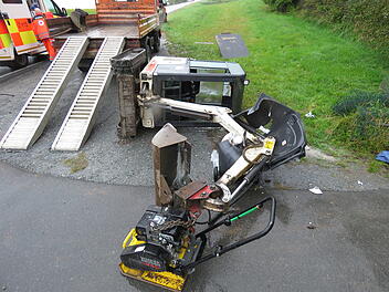 Bagger stürzt von Rampe