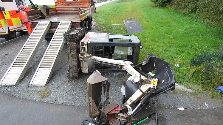Bagger stürzt von Rampe