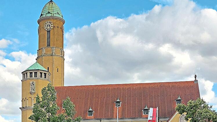 Der Kirchturm von St. Otto wird aufgrund seiner Form oft auch als &bdquo;Spargelturm&ldquo; bezeichnet und ist ein Wahrzeichen der Gartenstadt.Dietmar Schutty
