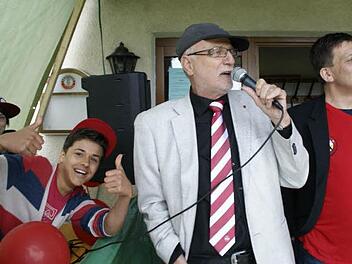 Da war Stimmung am Sportplatz in Oberschleichach, als Günther Koch das Mikrofon von Stadionsprecher Erhard Kraus (rechts) übernahm. Foto: sw
