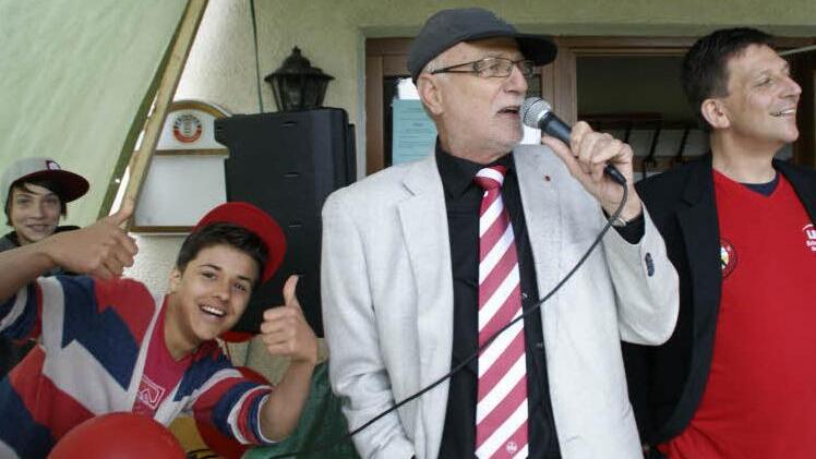 Da war Stimmung am Sportplatz in Oberschleichach, als Günther Koch das Mikrofon von Stadionsprecher Erhard Kraus (rechts) übernahm. Foto: sw