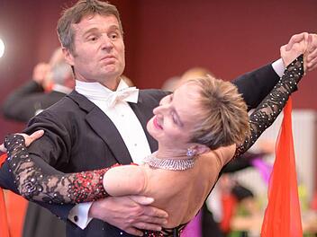 Peter und Marion Horner helfen den Wallenfelsern auf der Tanzfläche auf die Sprünge. Foto: VHS Kreis Kronach