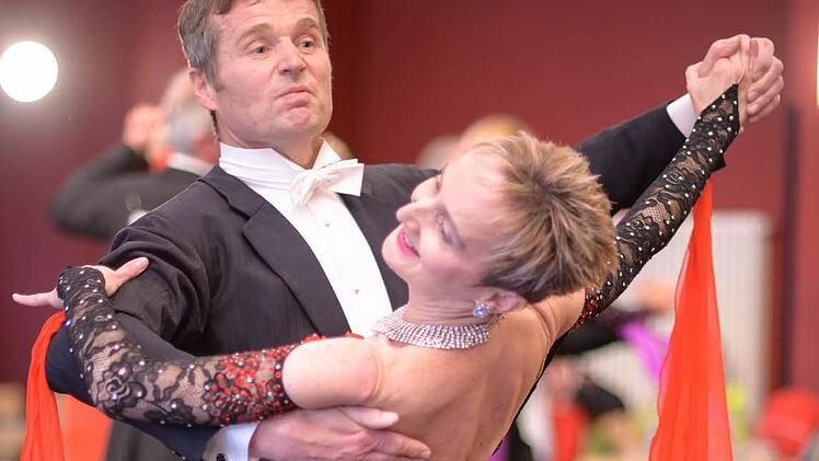 Peter und Marion Horner helfen den Wallenfelsern auf der Tanzfläche auf die Sprünge. Foto: VHS Kreis Kronach