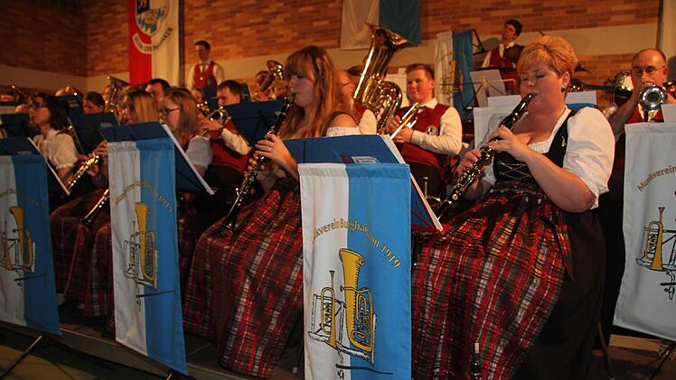 Jung und Alt spielen in Burghaig zusammen.