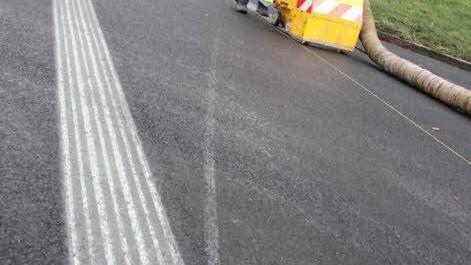 Die Fräsrillen wurden von einer Spezialfirma in den Asphalt geritzt. Foto: Friedwald Schedel