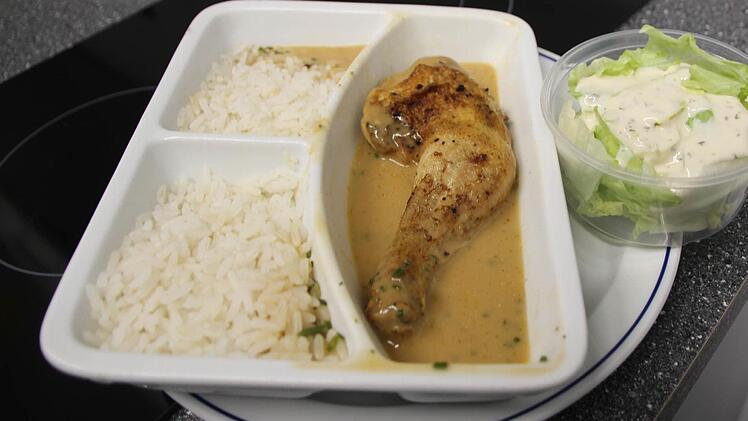 Hähnchenschenkel mit Reis und Salat. Mahlzeit! Foto: Dominic Buckreus