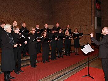 Chorleiter Christof Kilian Goger mit dem Kammerchor ChoRioso in der Pfarrkirche St. Wolfgang in Hausen. Foto: Mathias Erlwein