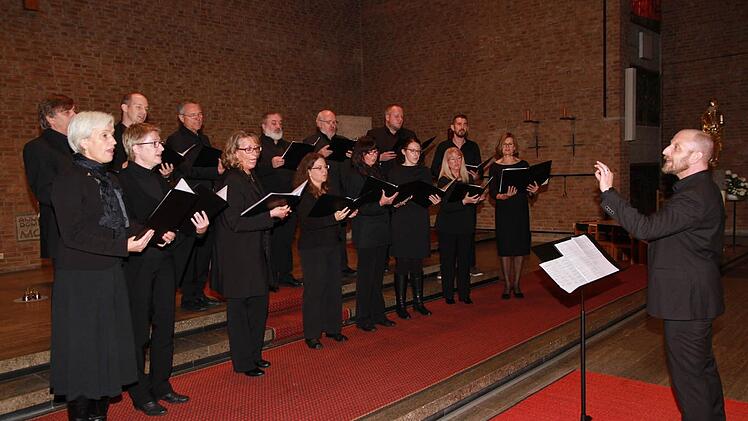 Chorleiter Christof Kilian Goger mit dem Kammerchor ChoRioso in der Pfarrkirche St. Wolfgang in Hausen. Foto: Mathias Erlwein