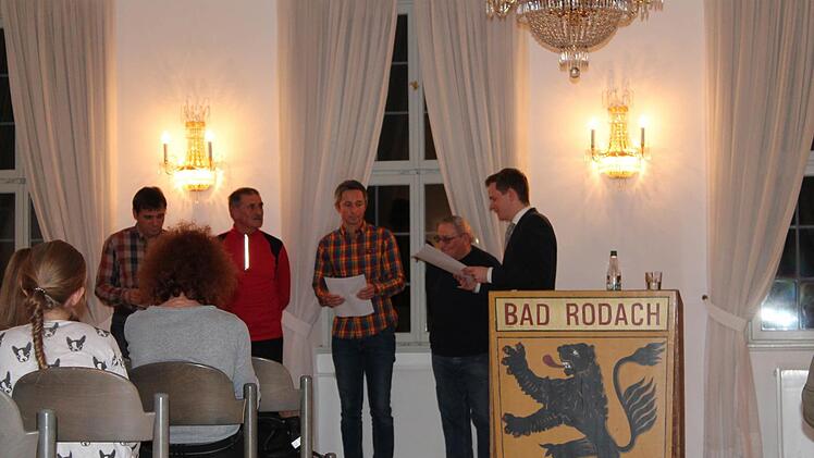 Die Mitglieder der Modellbaugruppe erhielten ihre Urkunden von Tobias Ehrlicher. Foto: Christian Dreßel